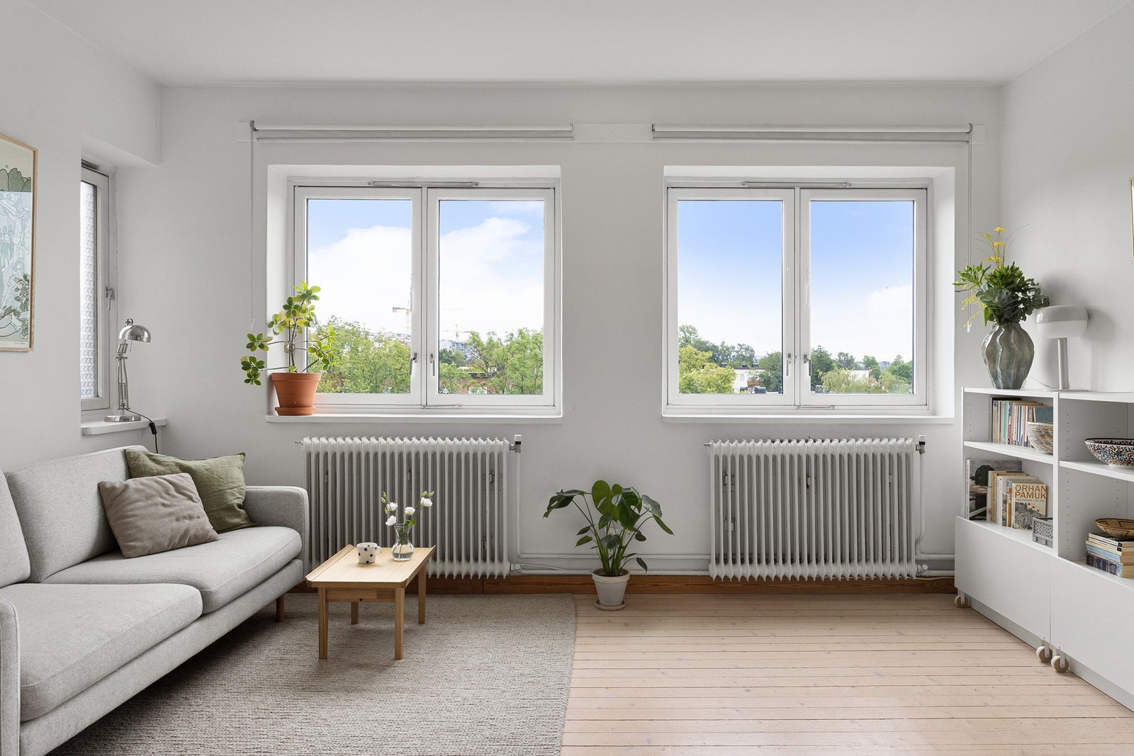 Det er en lys, sjarmerende og innbydende 2-roms leilighet i byggets 5.etasje. Galleribilde