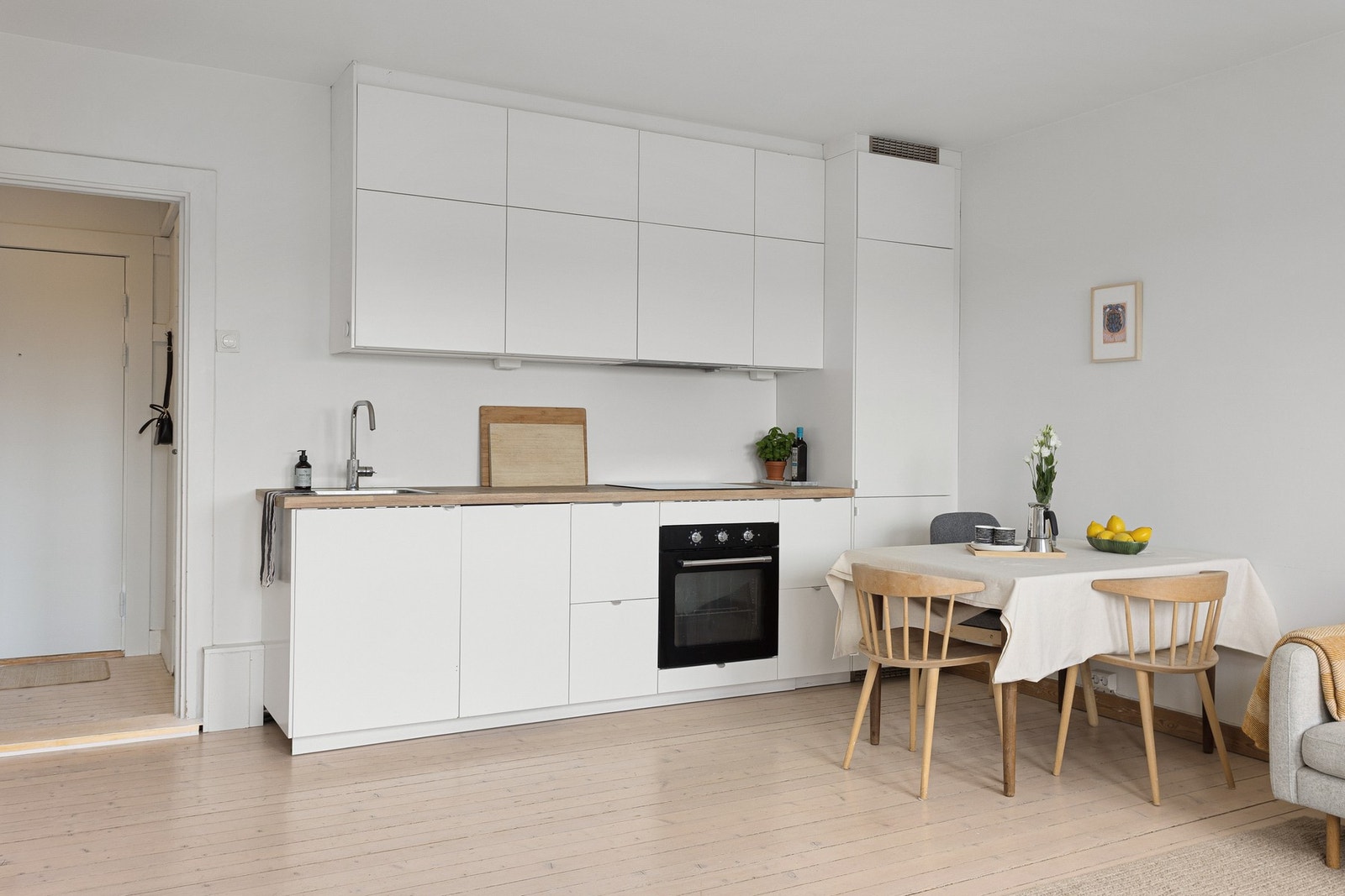 Kjøkkeninnredningen har glatte fronter og heltre benkeplate med nedfelt kum i rustfritt stål. Galleribilde