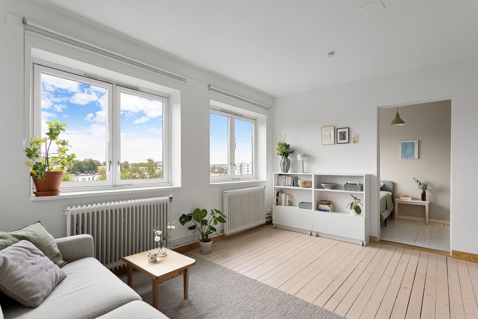 Stuen byr på store vindusflater hvor du får godt med lys inn i leiligheten. Galleribilde