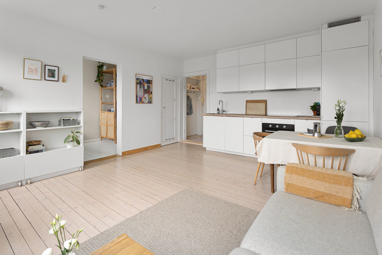 I stuen har du plass til sofa, TV, kommode og annet ønskelig møblement. Galleribilde