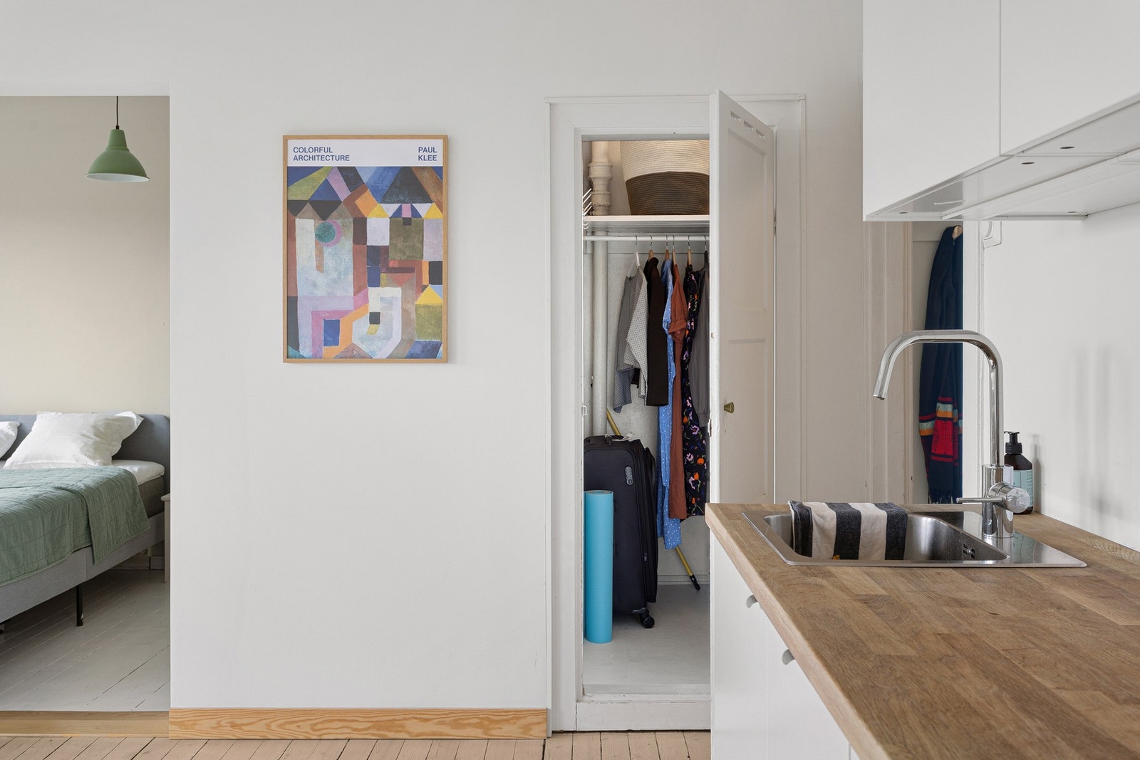 Innvendig bod med god plass til klær og sko. Galleribilde