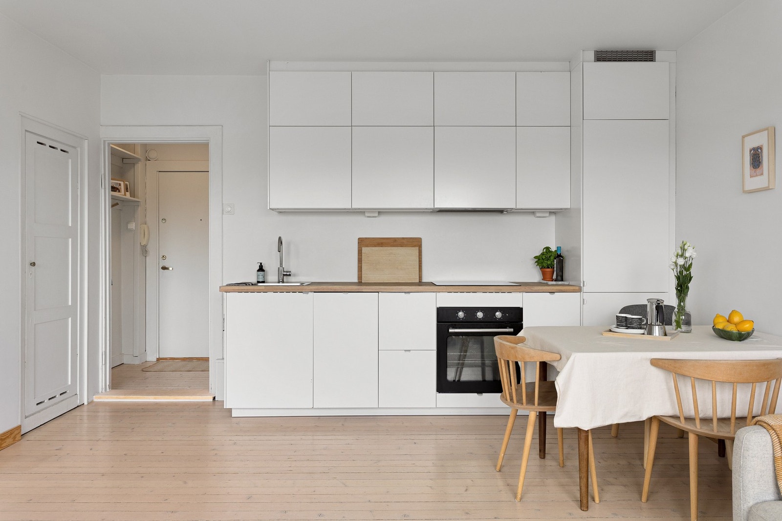 Av integrerte hvitevarer er det kombiskap, oppvaskmaskin, platetopp og stekeovn - disse medfølger naturligvis ved salg. Galleribilde