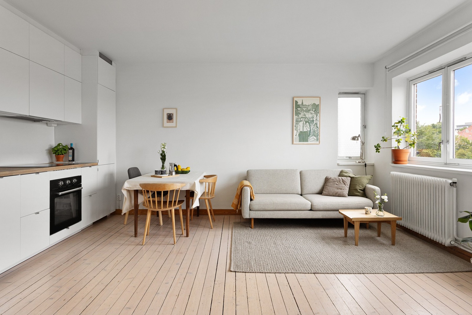 Videre byr den på plass til spisebord hvor du kan invitere venner og familie til hyggelige måltider. Galleribilde