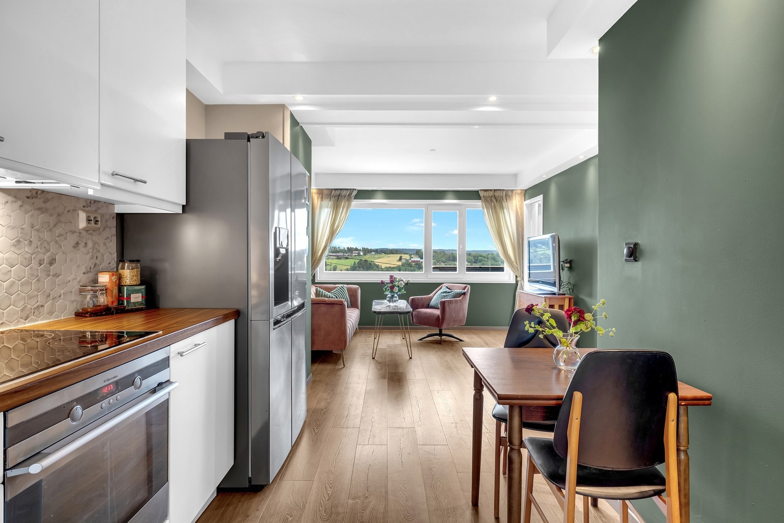 Kjøkkenet er utstyrt med ventilator, opplegg for oppvaskmaskin og integrerte hvitevarer som gir en helhetlig og effektiv løsning. Galleribilde