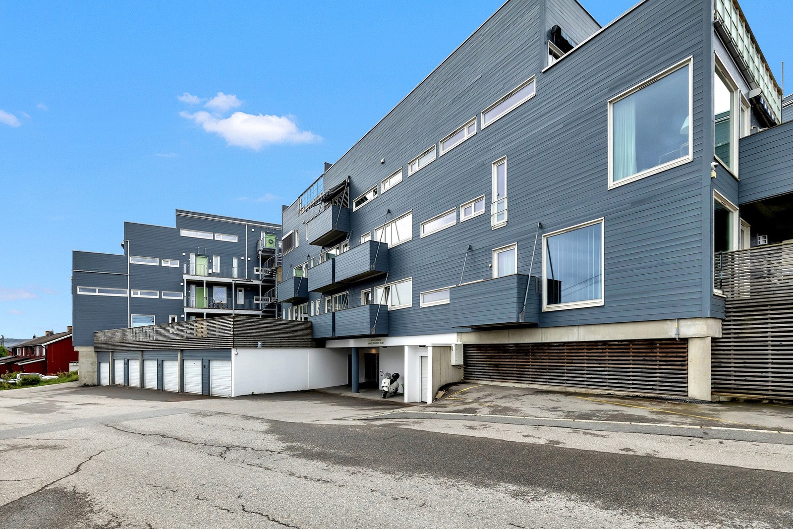 Leiligheten disponerer en garasjeplass og en bod i underetasjen. Galleribilde