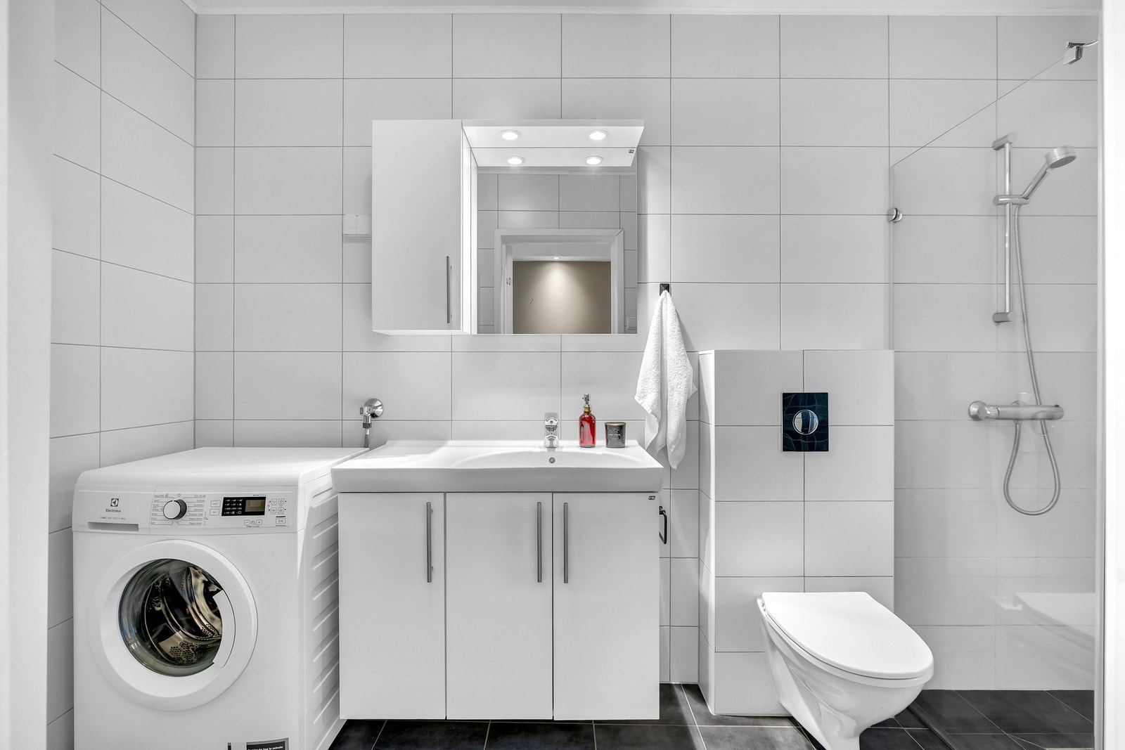 Rommet har opplegg for vaskemaskin, noe som gjør det godt egnet som kombinert baderom og vaskerom. Galleribilde