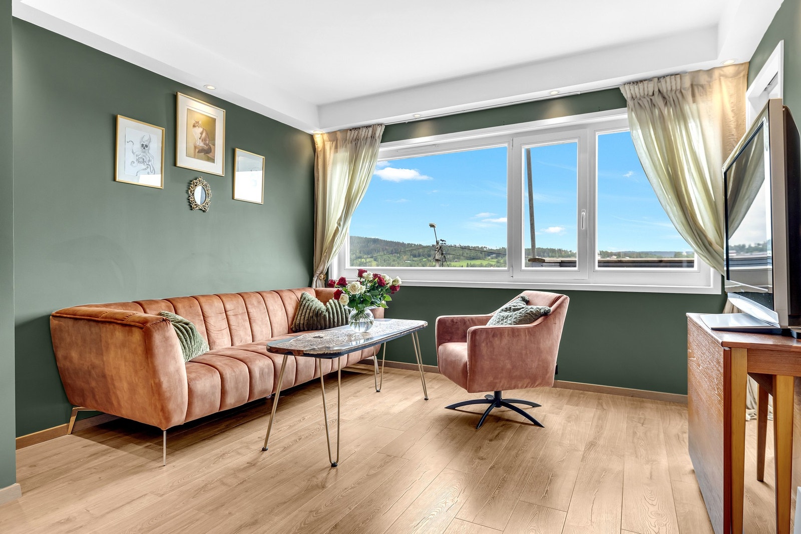 Lys og romslig stue med god plass til både sittegruppe og annet møblement etter behov. Galleribilde