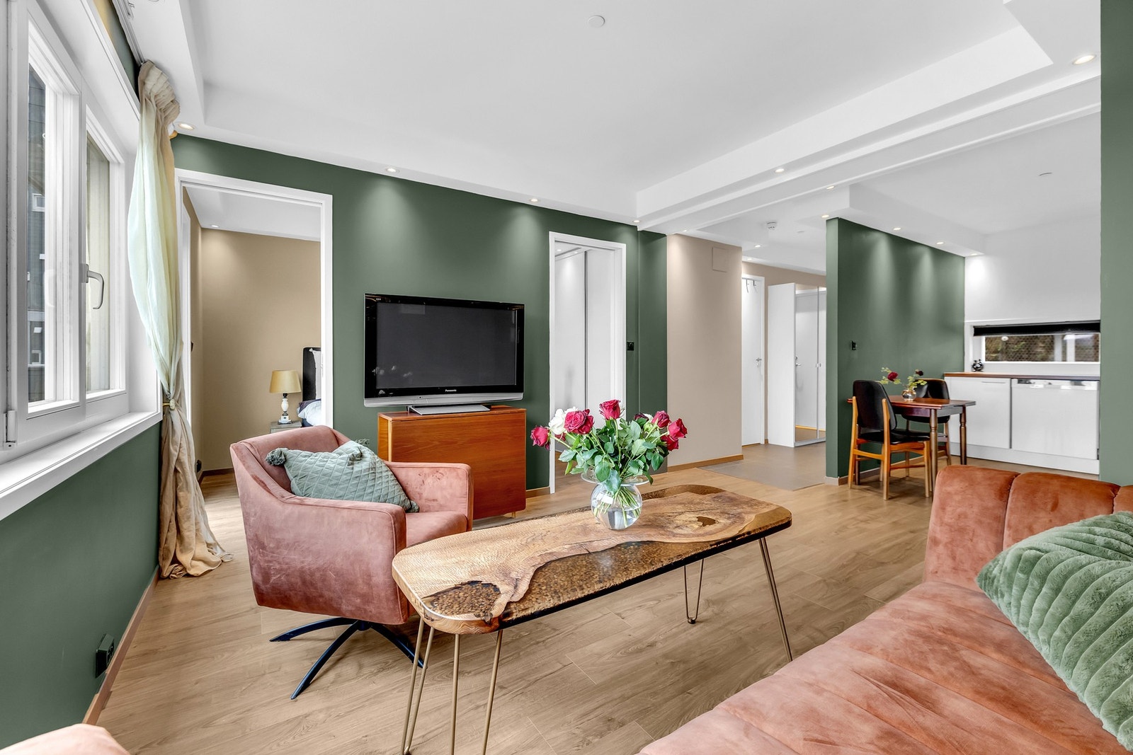 Christian Halvorsen v/EIE eiendomsmegling har gleden av å presentere Birkelundveien 39M! Galleribilde