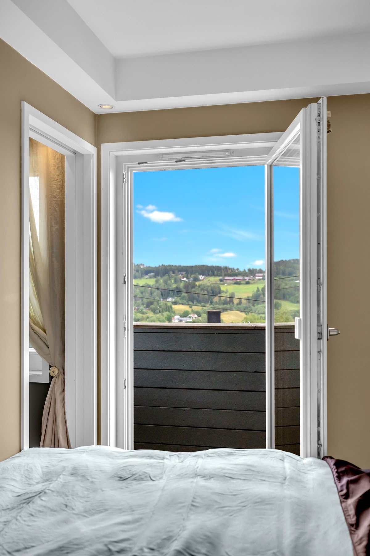 Soverom med utgang til balkong. Galleribilde