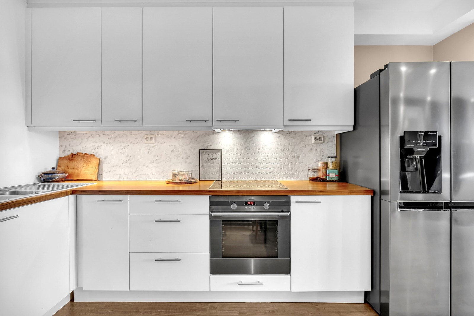 Benkeplater i laminat gir god arbeidsflate og er lette å holde rene. Galleribilde