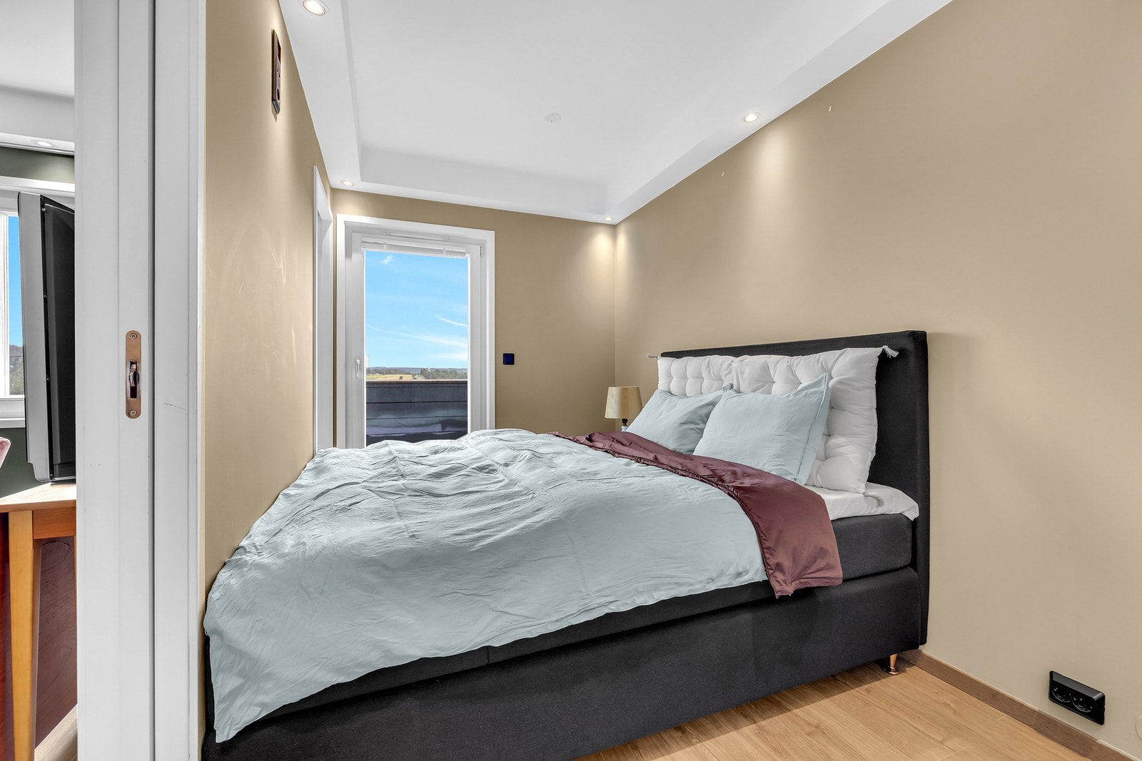 Soverommet har plass til dobbeltseng og tilhørende nattbord. Galleribilde