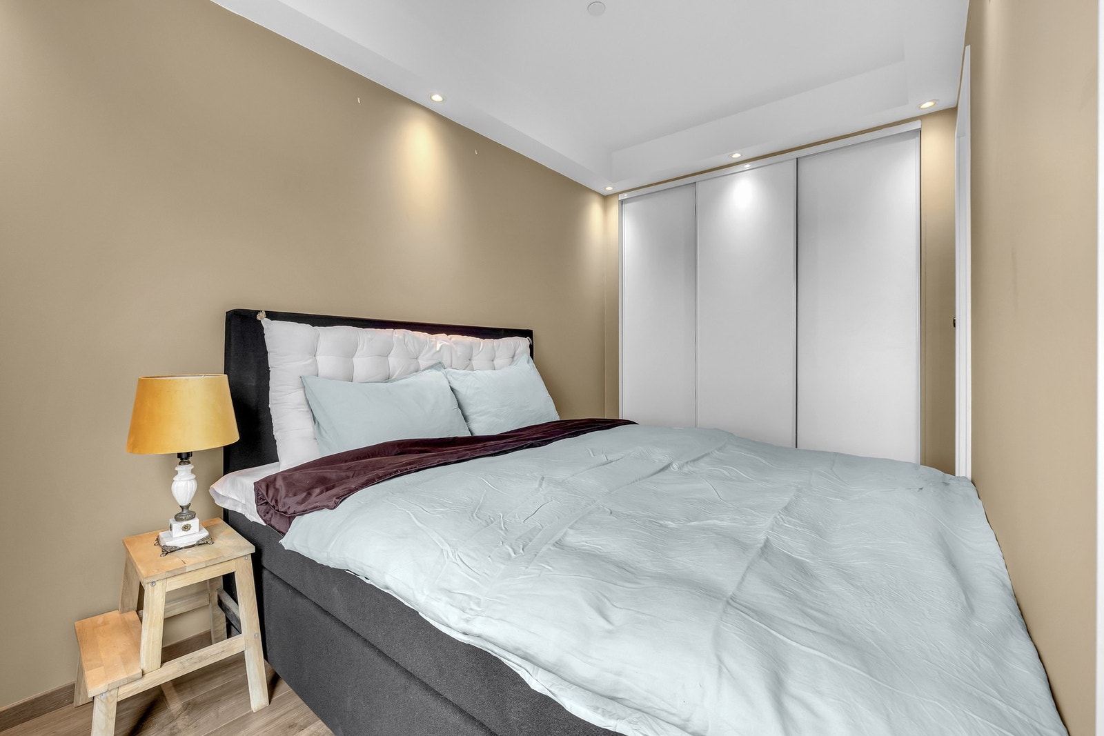 I tillegg er det en praktisk skyvedørsgarderobe som gir godt med plass til oppbevaring av klær. Galleribilde