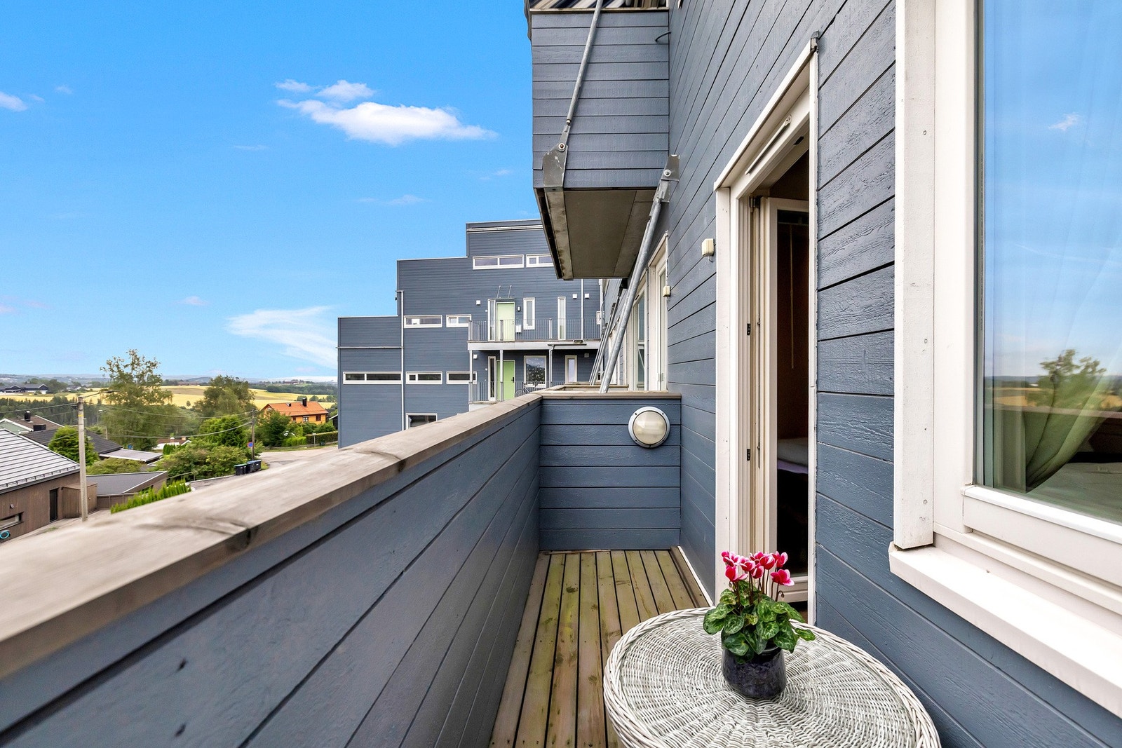 Fra soverommet er det utgang til en østvendt balkong som er på ca. 3 m². Galleribilde