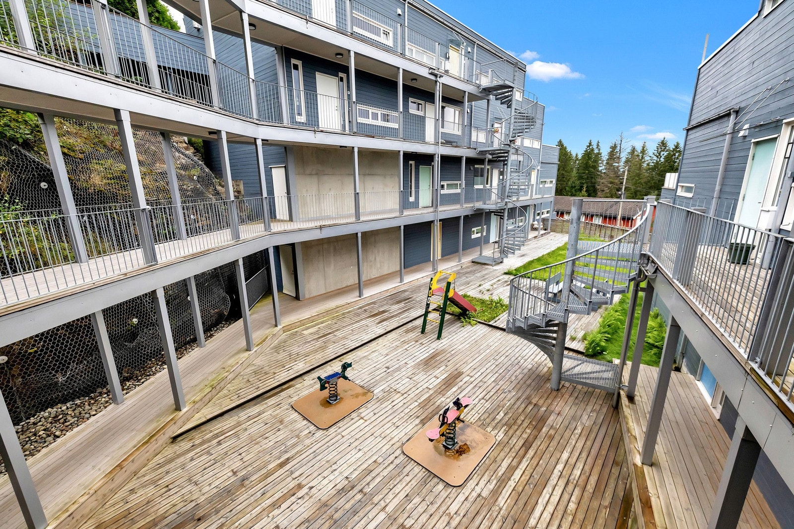 Borettslaget er svært rolig og barnevennlig med lekeapparater og grøntarealer på fellesområdene. Galleribilde