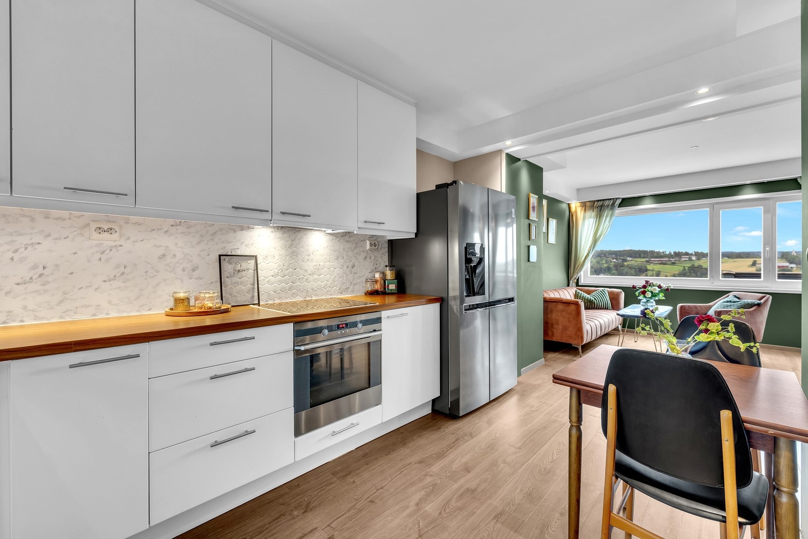 Innredningen består av slette, hvite fronter som gir et rent og tidløst uttrykk. Galleribilde