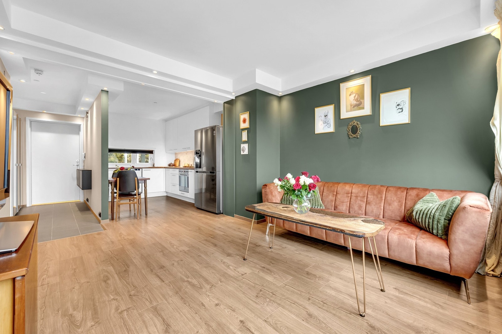 Rommet har en praktisk utforming og fungerer som et naturlig oppholdsrom for både hverdag og sosiale sammenkomster. Galleribilde