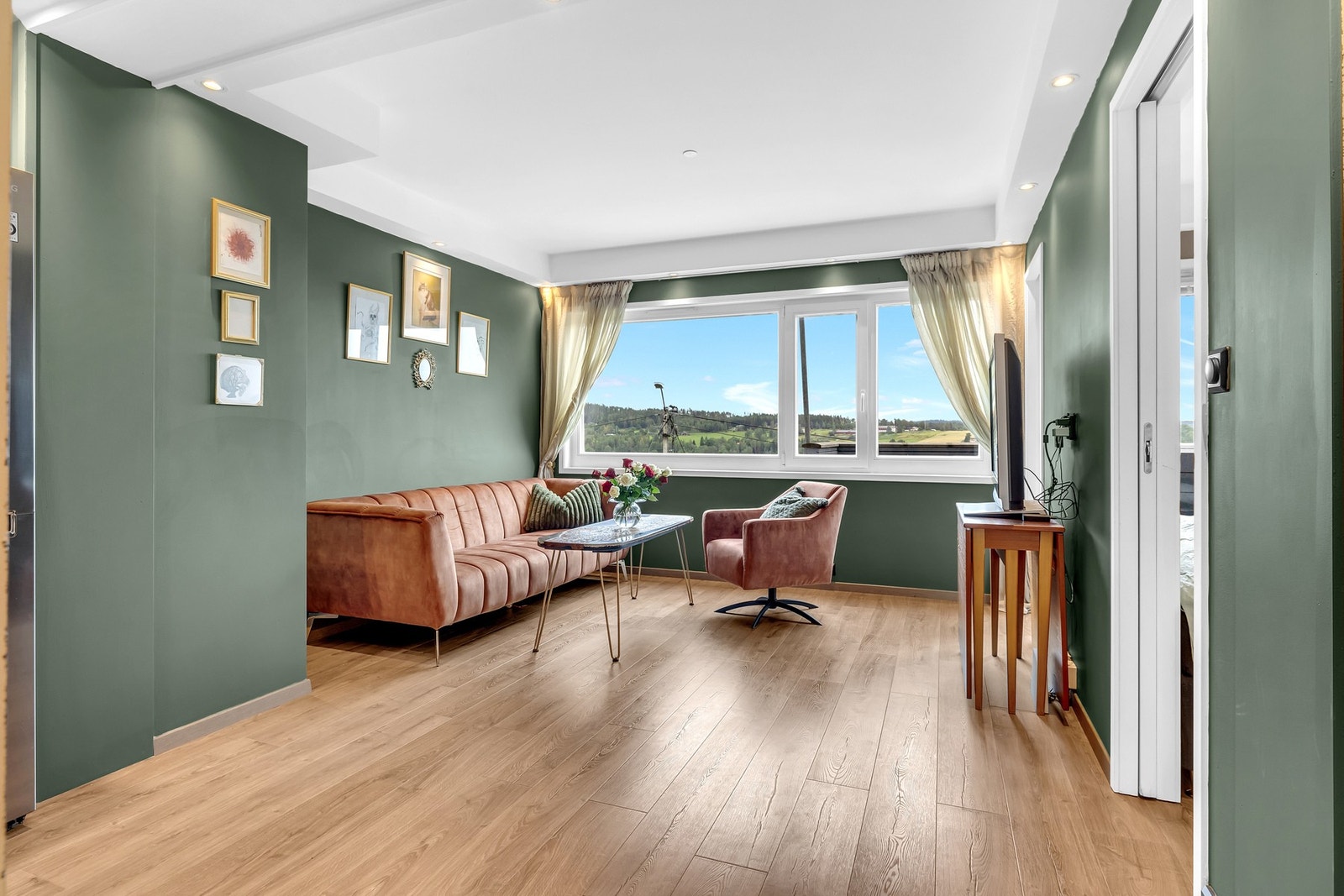 Stuen har en sentral plassering i leiligheten og bidrar til god flyt mellom de øvrige rommene. Galleribilde