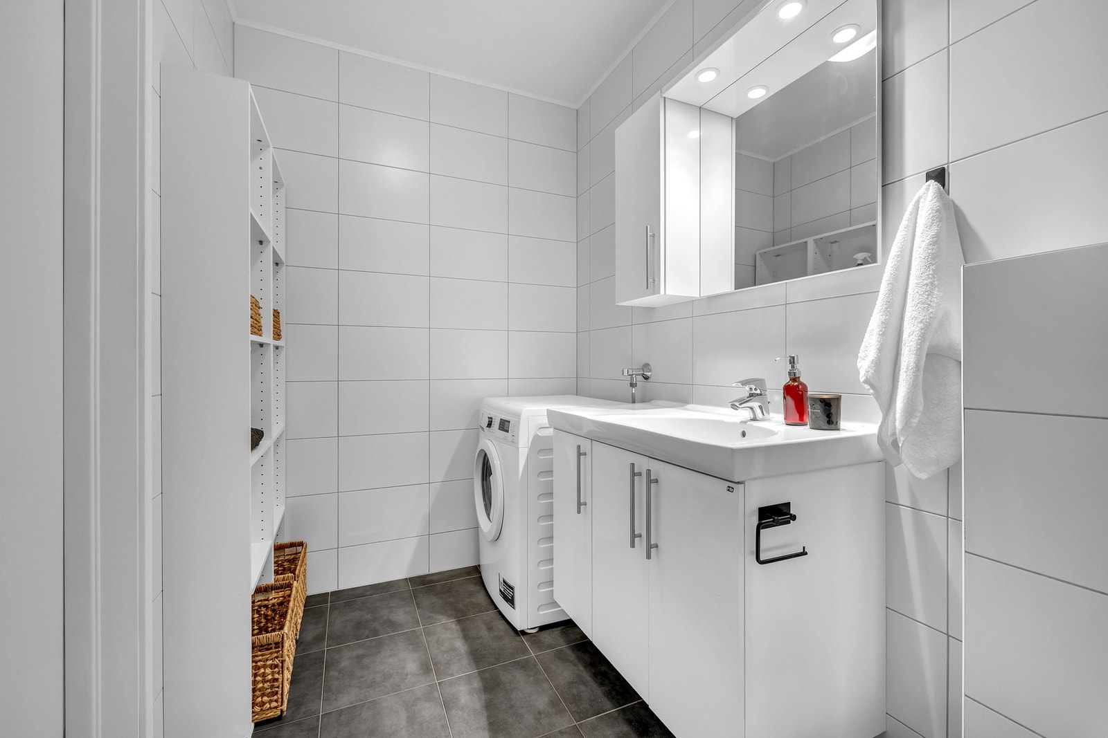 Badet er romslig og har en gjennomført og funksjonell utforming. Galleribilde