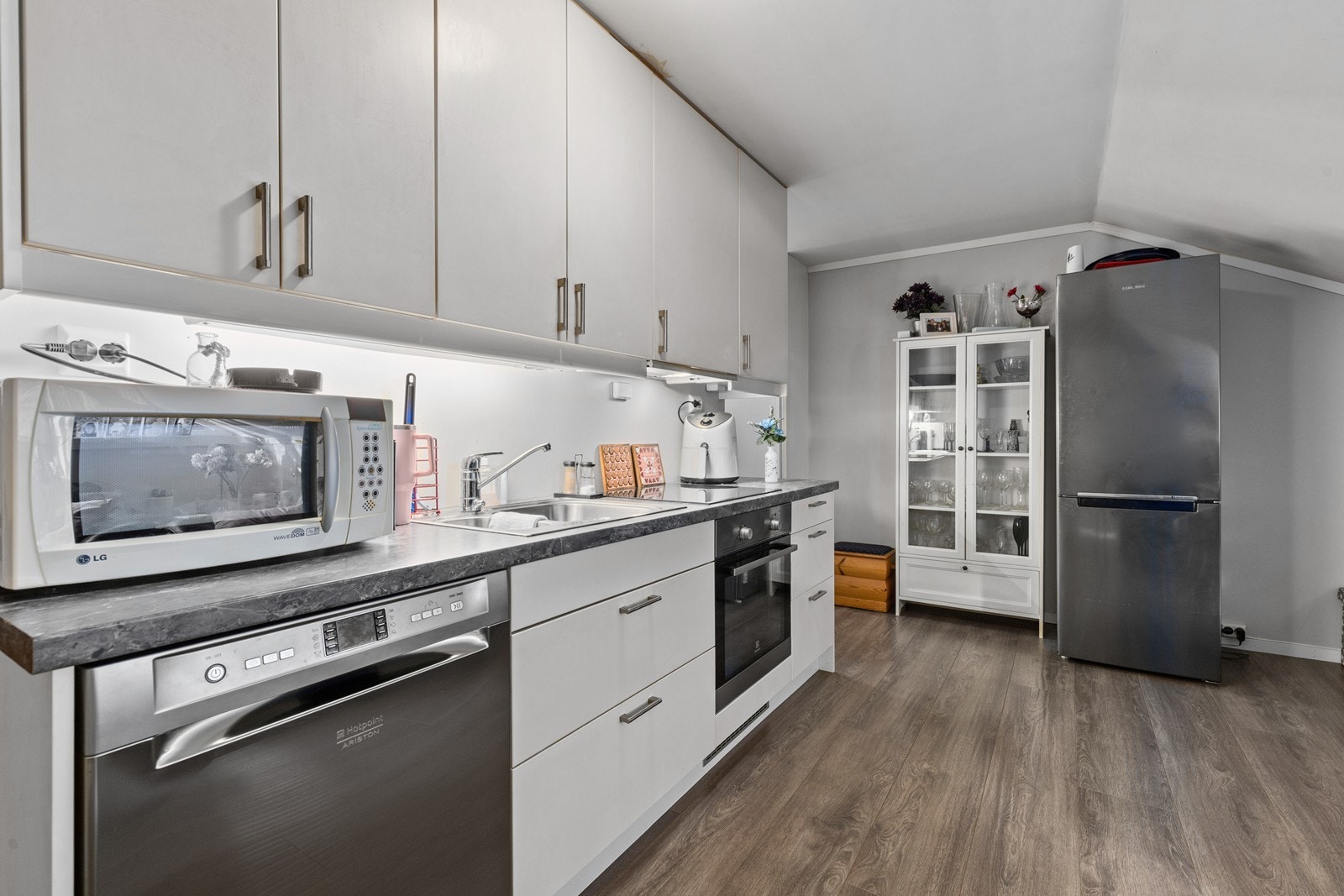 Praktisk kjøkken med mye skapplass Galleribilde