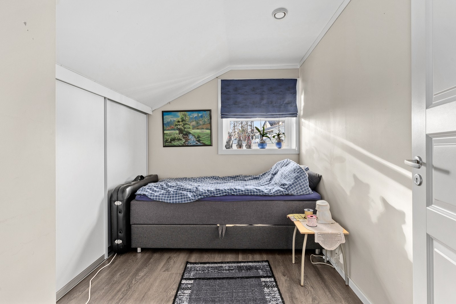 Soverom med skyvedørsgarderobe Galleribilde