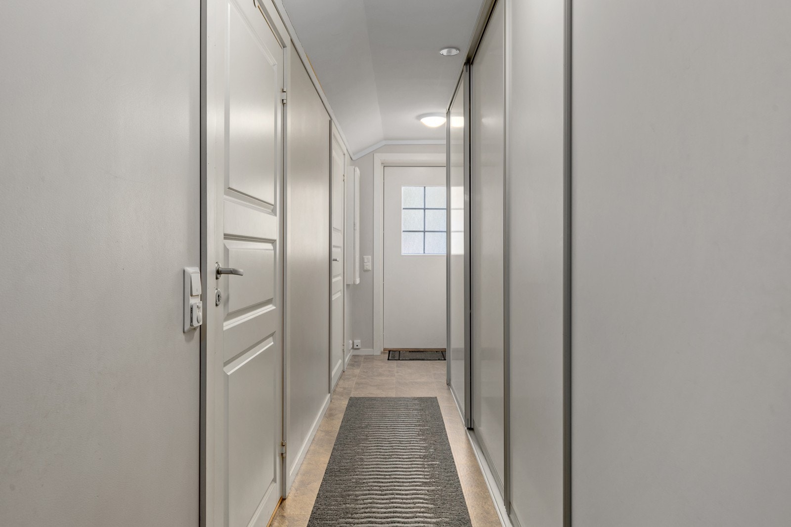 Mellomgang med skyvedørsgarderobe Galleribilde