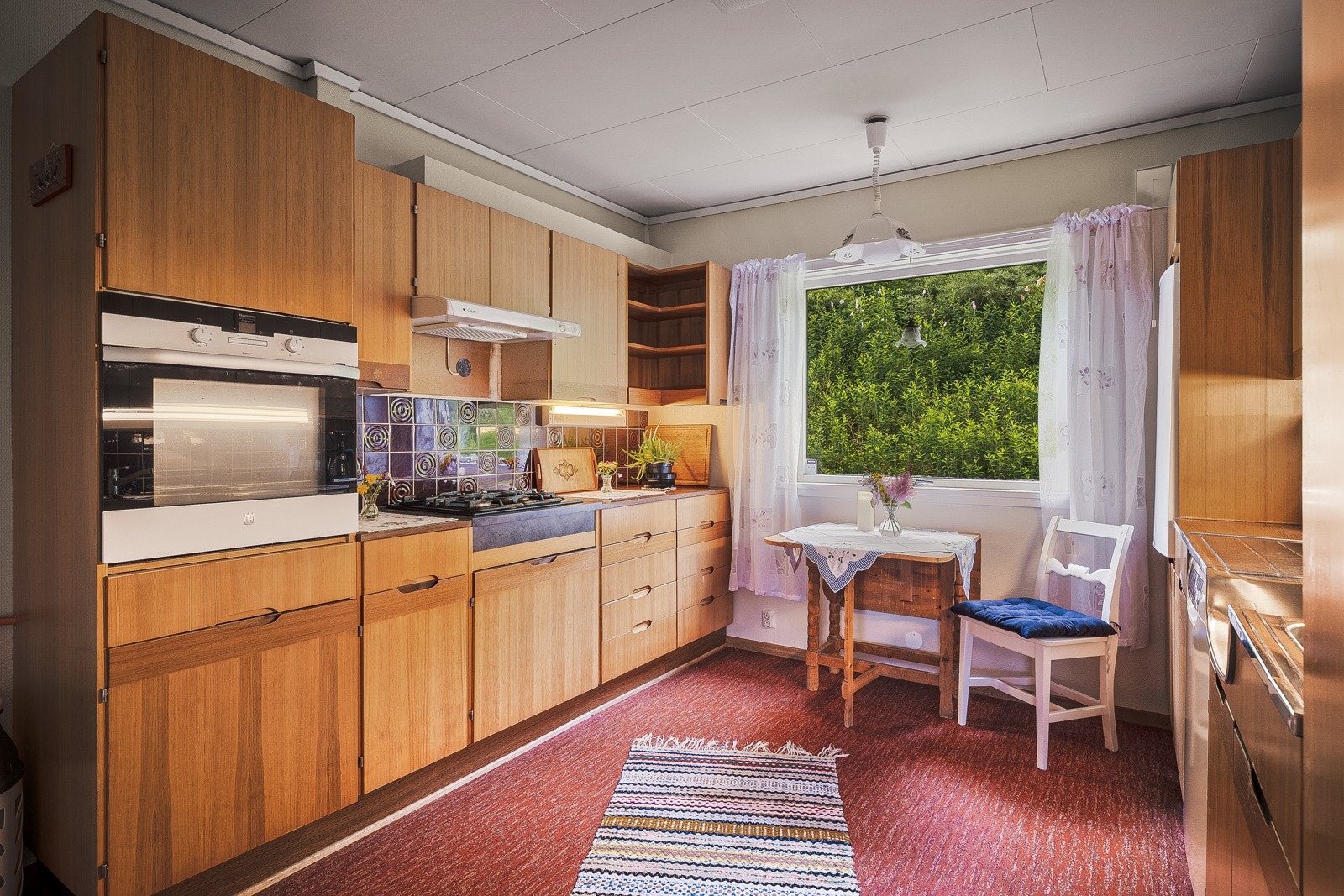 Kjøkkenet er utstyrt med en eldre innredning med glatte fronter og laminert benkeplate. Det er installert gasstopp og stekeovn. Her ligger alt til rette for å skape et nytt og innbydende kjøkkenmiljø etter egne behov og ønsker. Galleribilde