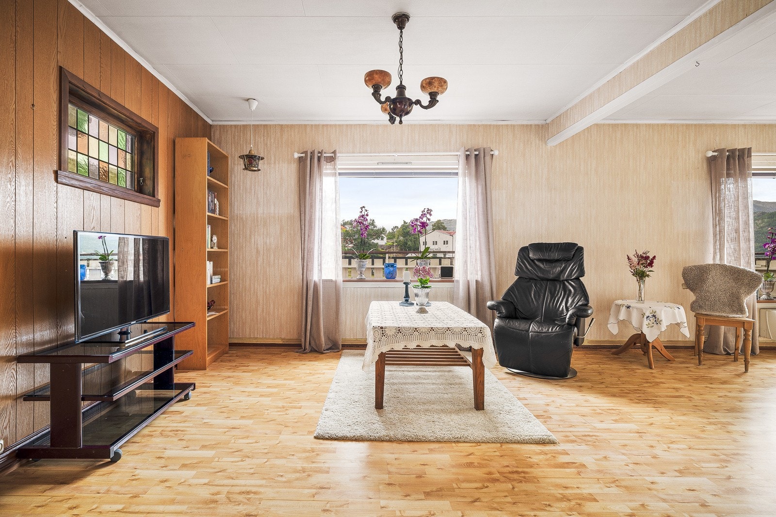 Boligen fremstår som eldre og bærer preg av normal slitasje over tid. Her får du en sjelden mulighet til å sette ditt eget preg på både stil og standard, enten du ønsker å modernisere i etapper eller gjøre en helhetlig oppgradering. Galleribilde