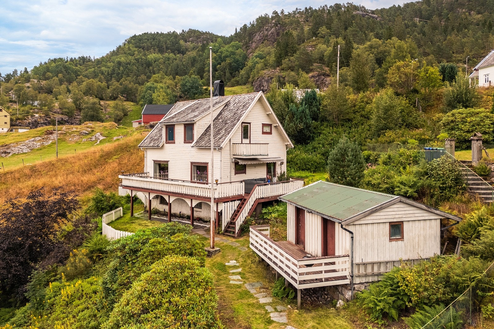 Osterøyvegen 3387 har en sentral beliggenhet i Tysse på vakre Osterøy. Her bor du i rolige og solrike omgivelser, med kort avstand til alt du trenger i hverdagen enten det gjelder barnehage, skole, dagligvare eller kollektivtilbud. Galleribilde