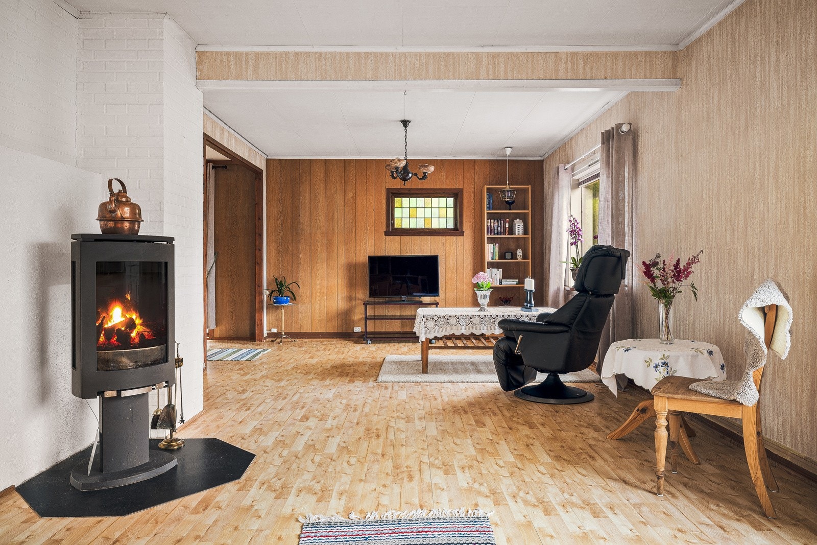 Barnehage, skole, dagligvare og bussholdeplass finnes like i nærheten. Galleribilde