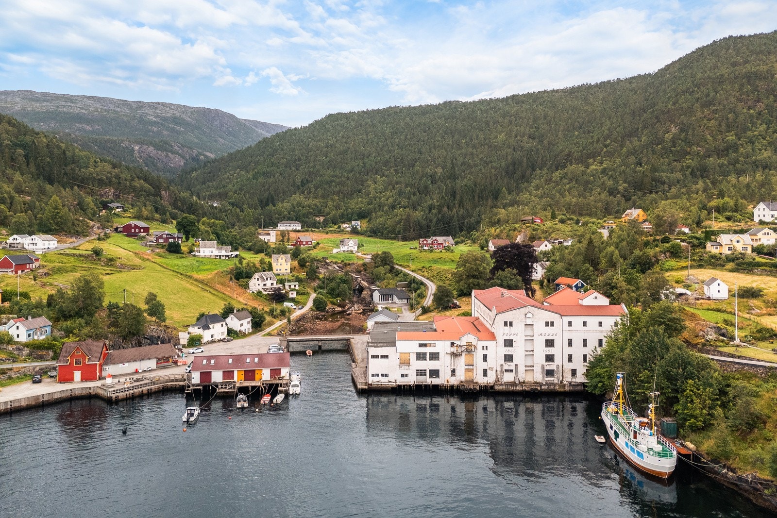 Eiendommen ligger idyllisk til i Tyssebotnen, omgitt av grønne omgivelser og med sjøen like i nærheten. Bare et par minutters gange unna finner du både Tyssebotnen kai, nærbutikk og bussholdeplass. Galleribilde