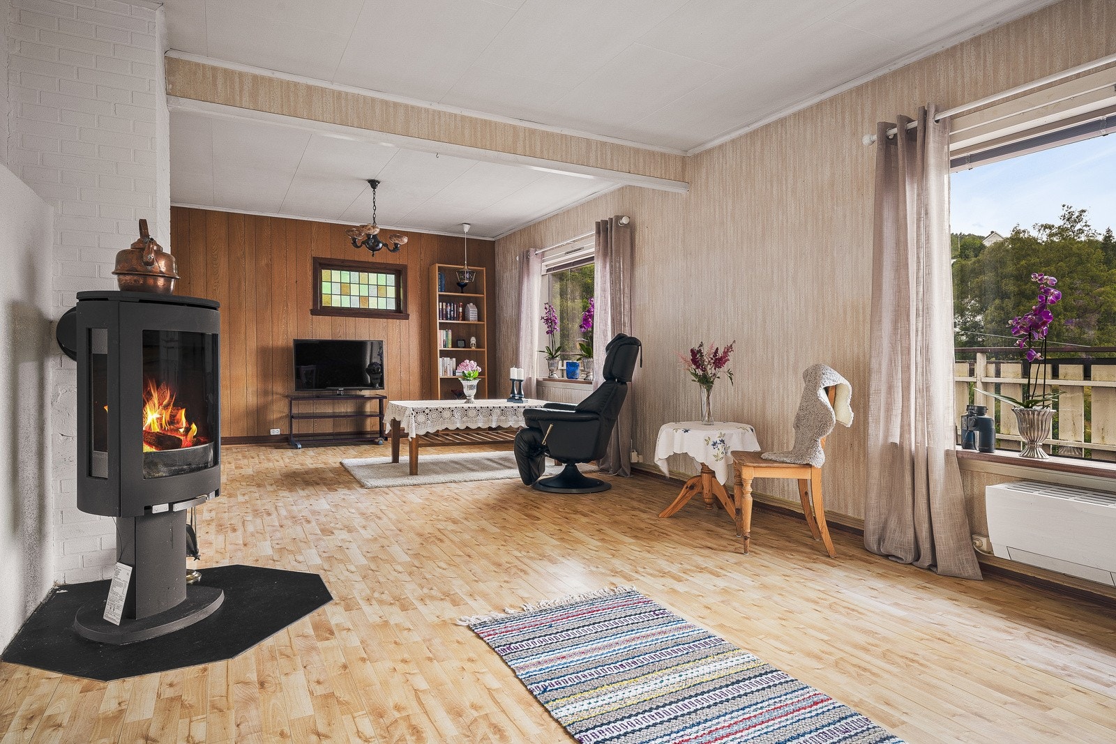 Eiendommen ligger idyllisk til i Tyssebotnen, omgitt av grønne omgivelser og med sjøen like i nærheten. Her bor du i et rolig og familievennlig område med kort vei til både sjø, skog og flotte turområder. Galleribilde