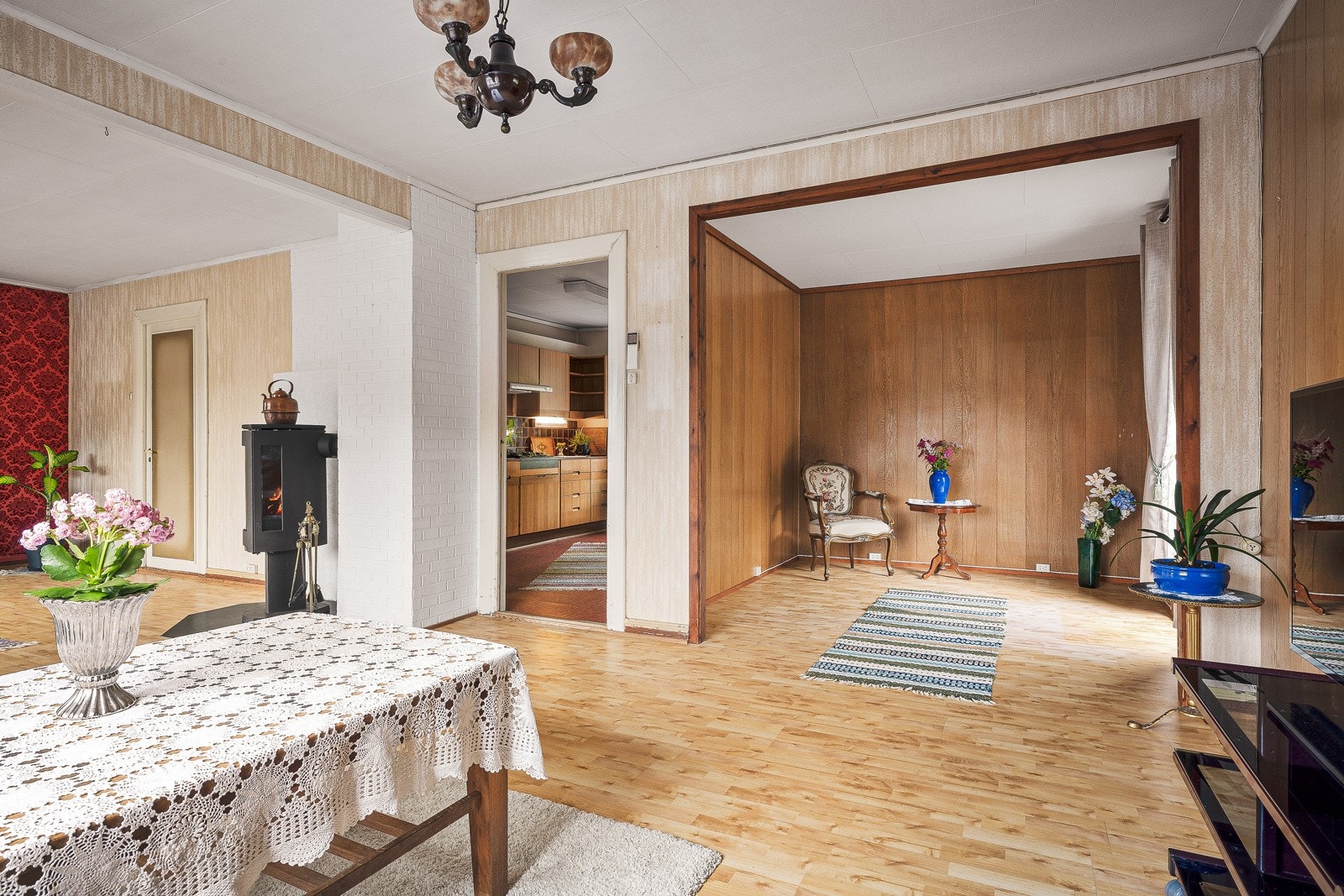 Boligen har behov for oppgradering, men eiendommen byr på en romslig bolig med stort potensial for den som ønsker å forme sitt eget hjem. Galleribilde