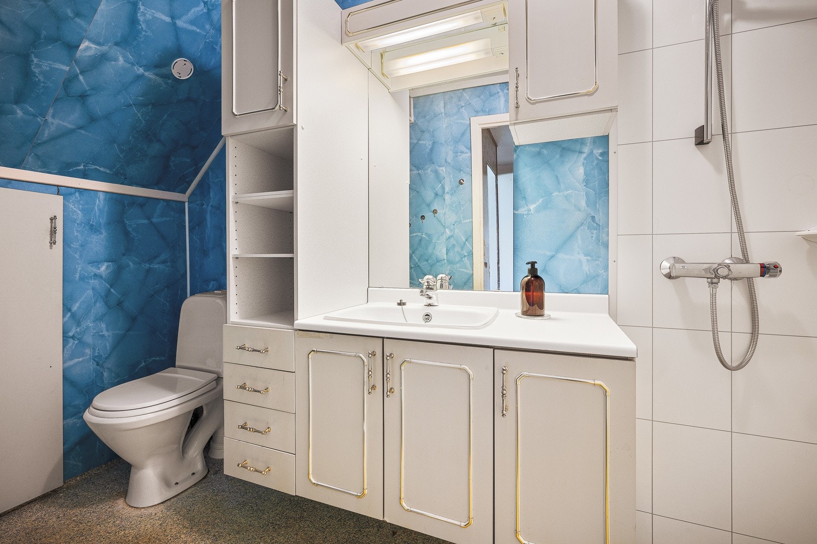 Badet har et enkelt uttrykk med malt betonggulv og baderomspanel på vegger. Rommet har behov for oppgradering for å tilfredsstille dagens komfort- og kvalitetskrav, og byr samtidig på gode muligheter for å skape et moderne og funksjonelt våtrom. Galleribilde