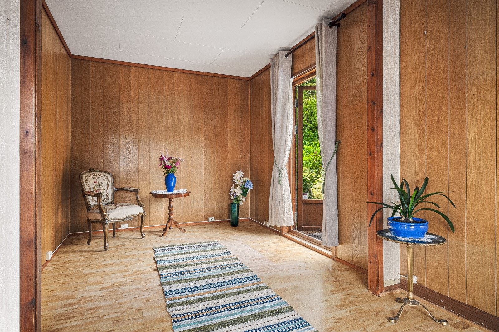 Fra stuen er det utgang til en stor og solrik uteplass. Galleribilde