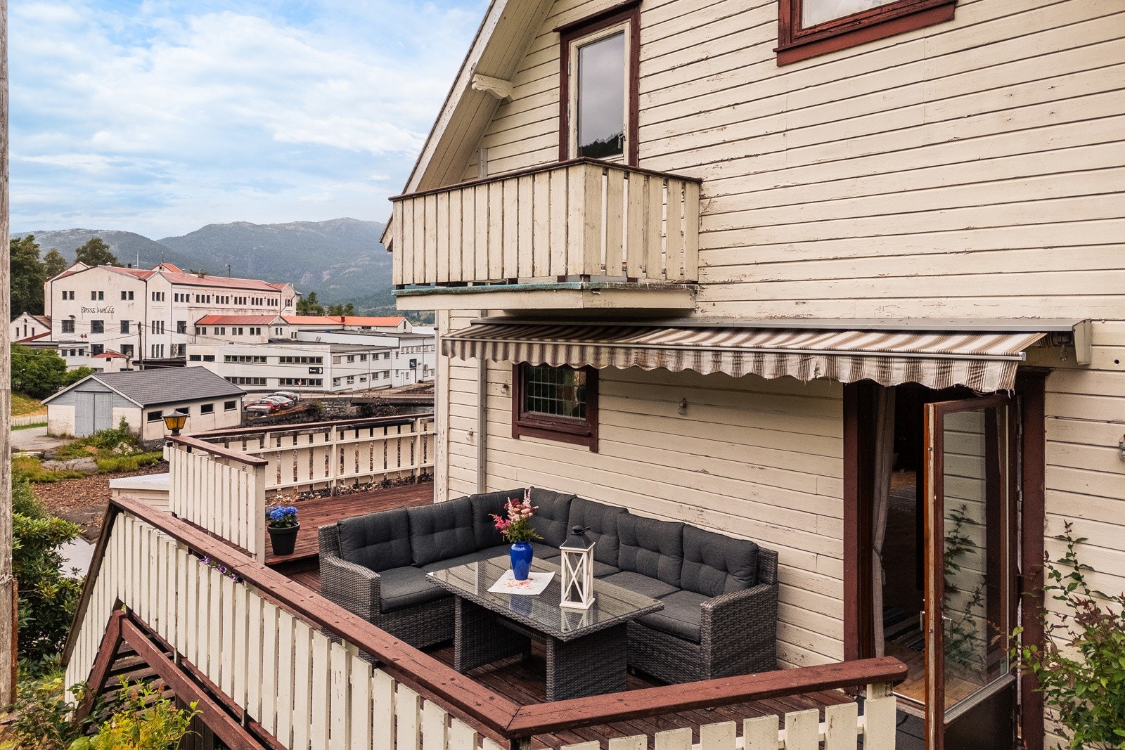 Uteplassen strekker seg også på fremsiden av huset. Galleribilde