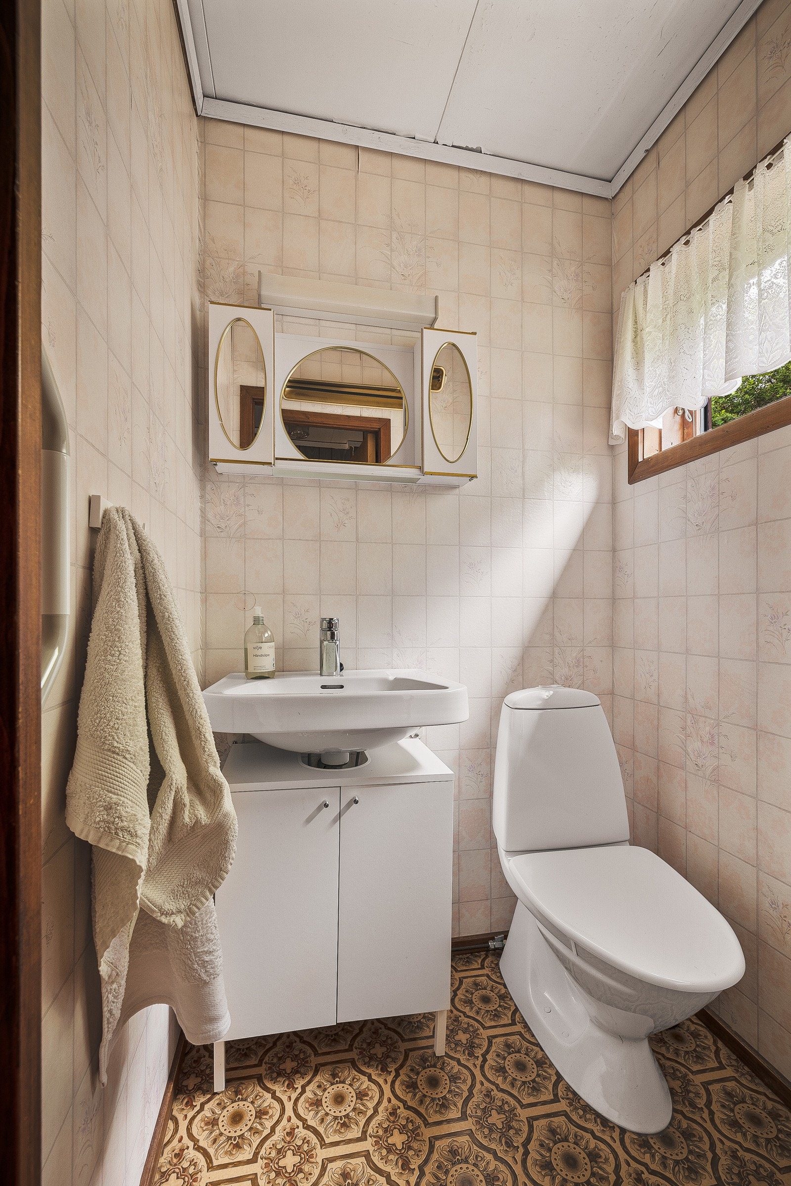 i hoved etasjen er det også et toalettrom. Galleribilde