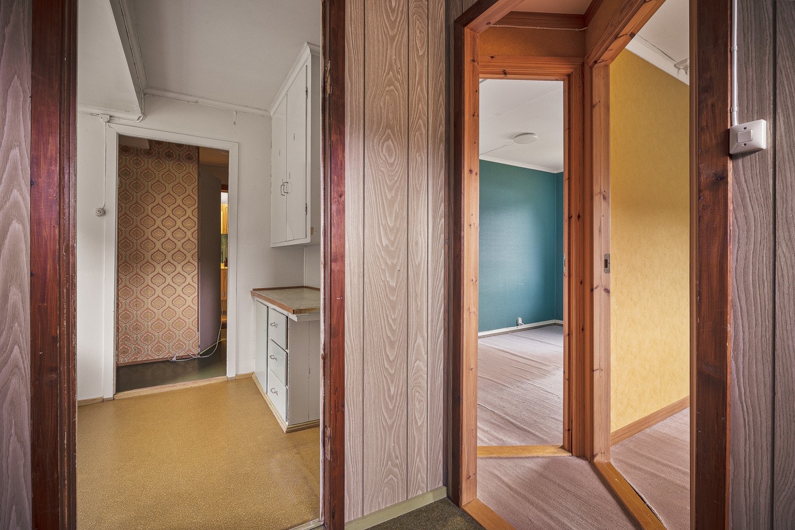 I 2. Etasje finner du 3 soverom, et eldre kjøkken, kontor og bad. Galleribilde