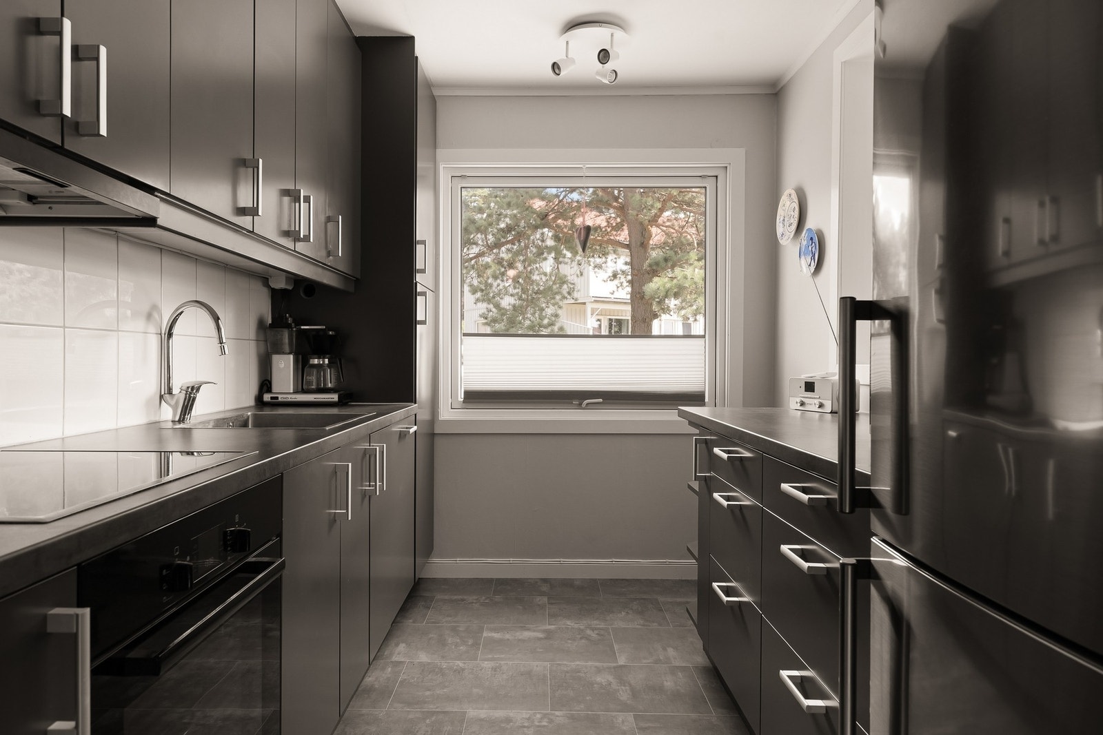 Tidløst kjøkken med gode arbeidsflater og oppbevaringsplass. Galleribilde