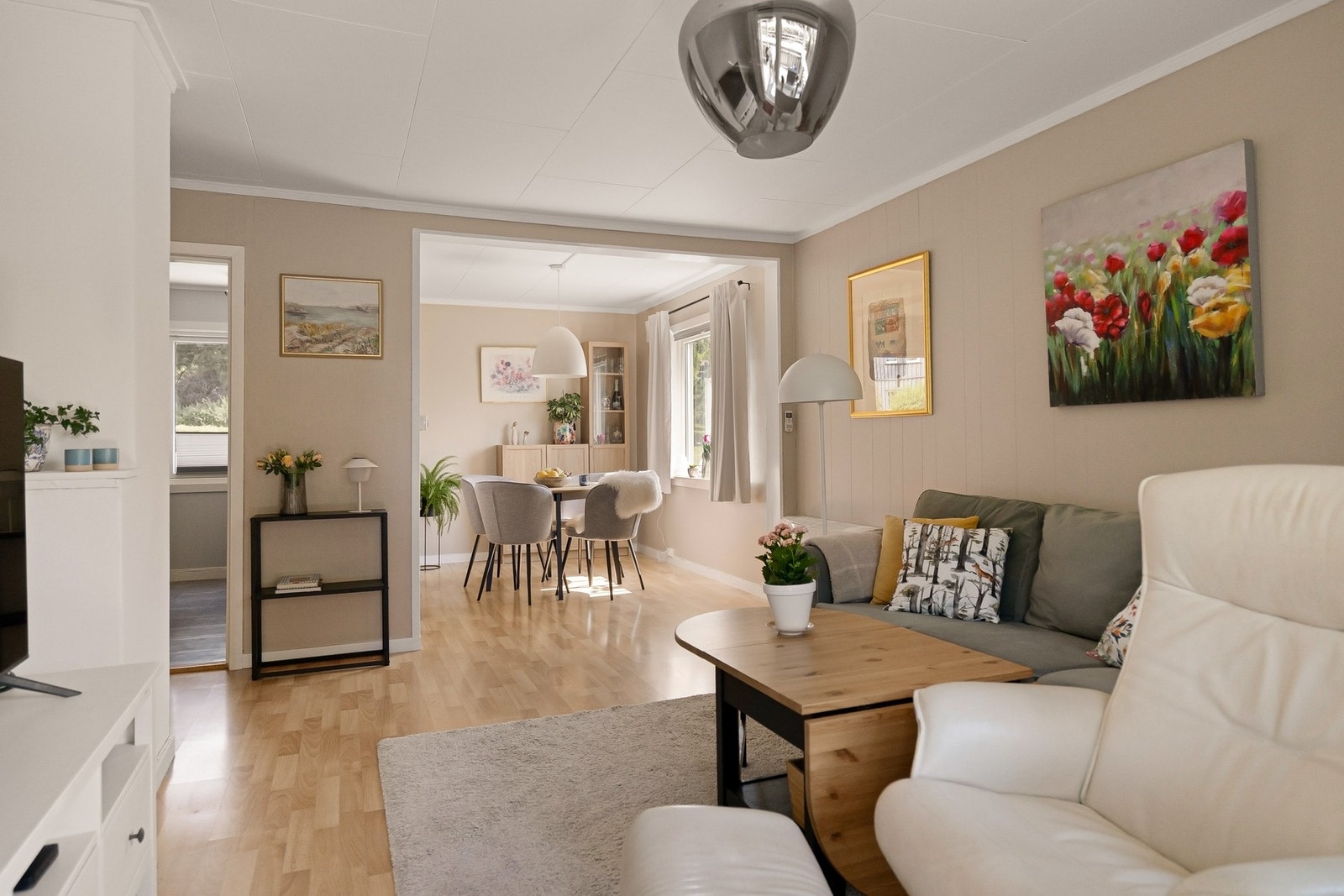 Romslig stue med plass til både sofagruppe, tv-møblement, spisestue og mer. Galleribilde