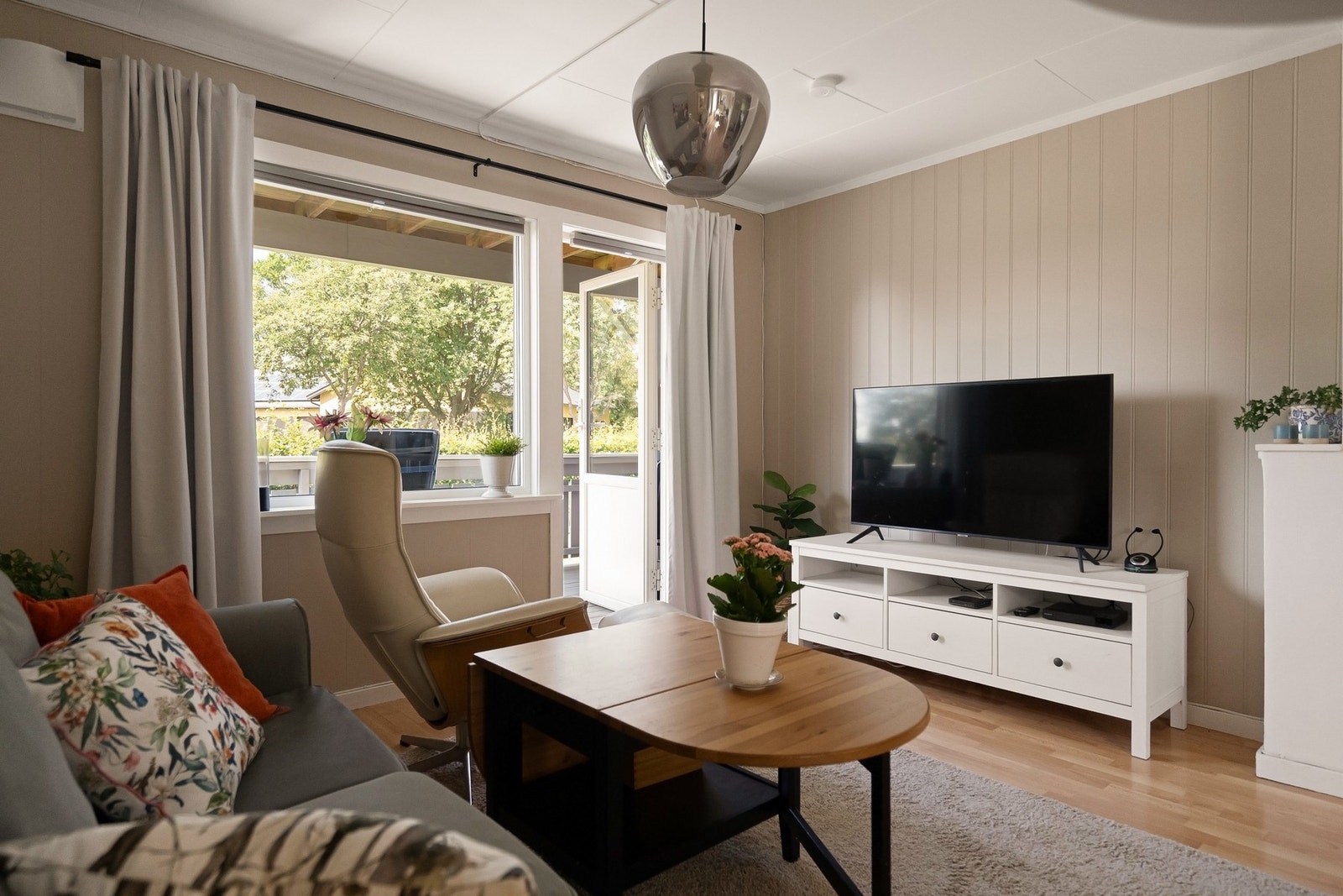 Fra stuen er det utgang til en balkong. Galleribilde