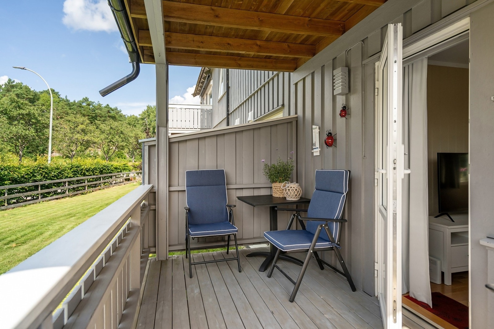 Balkong med plass til utemøblement - perfekt til morgenkaffen. Galleribilde