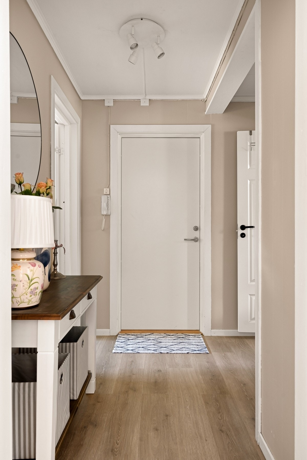 God planløsning i gangen med tilknytning til alle oppholdsrom. Galleribilde