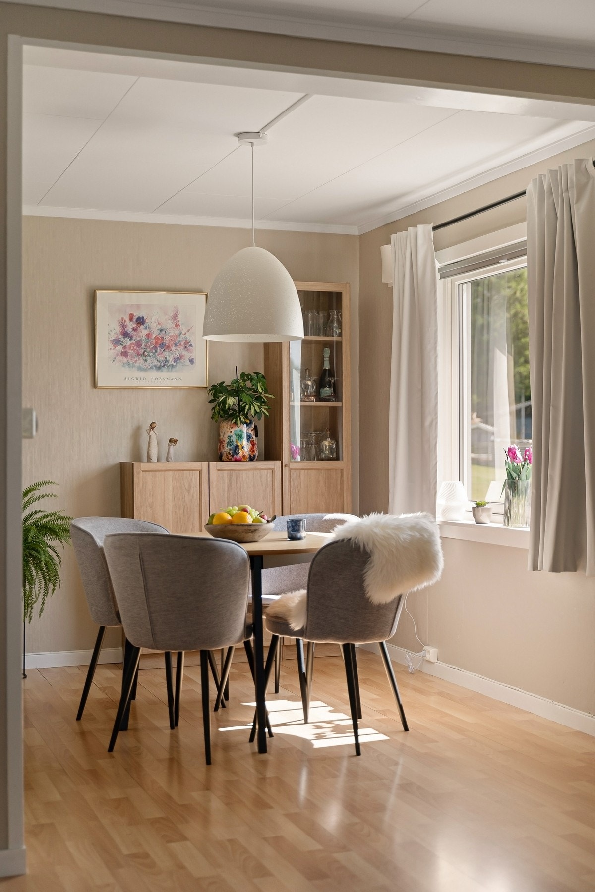 Leiligheten har lyse overflater som gjør det enkelt å innrede. Galleribilde