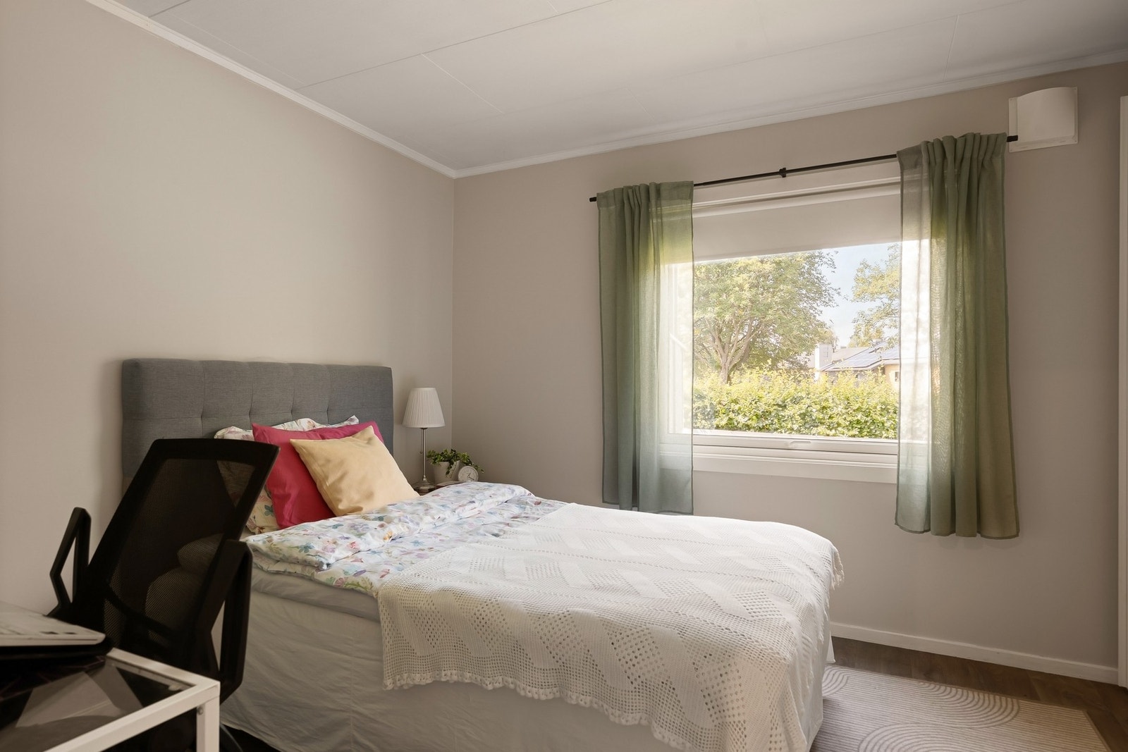 Romslig soverom med gode oppbevaringsmuligheter. Galleribilde