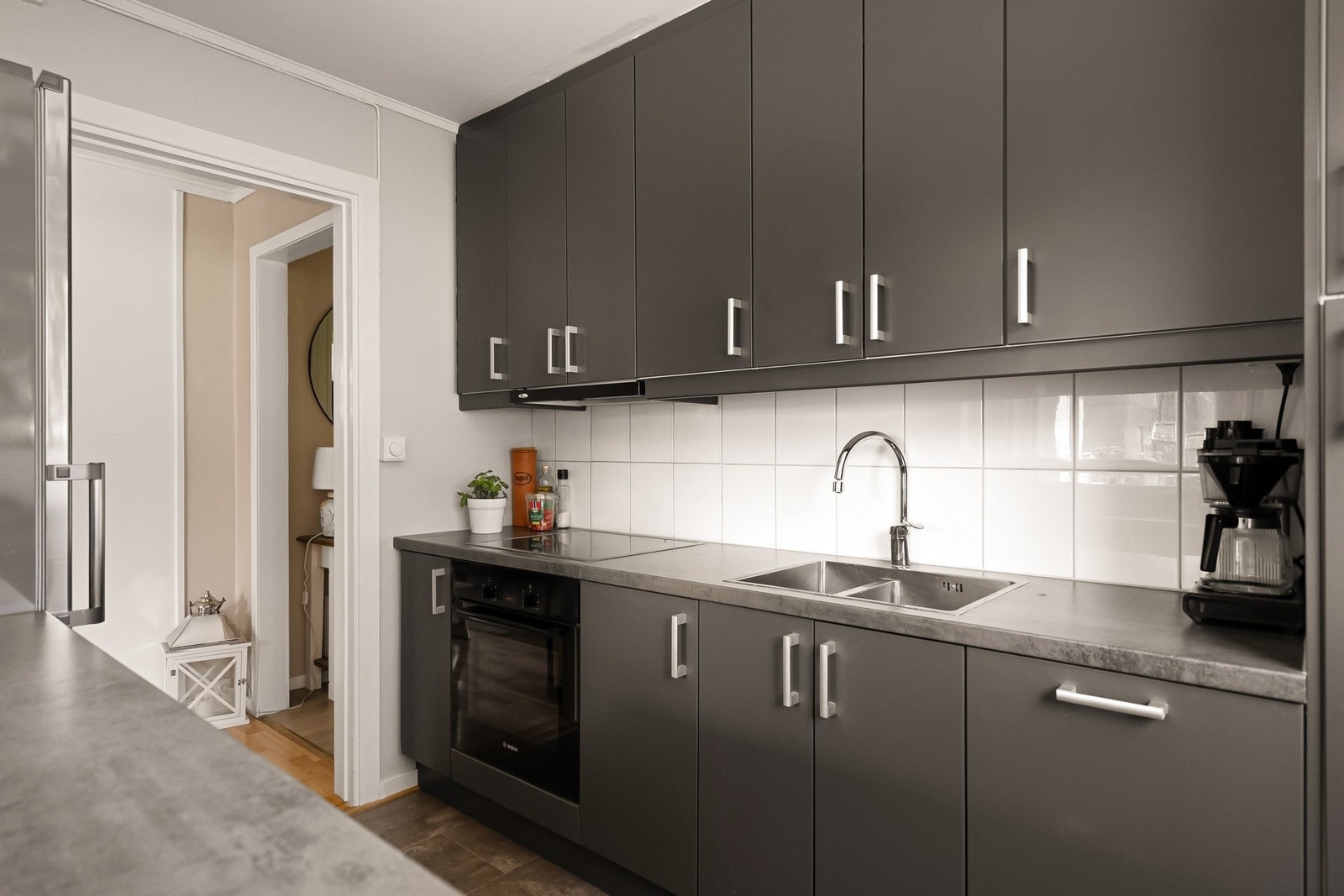 Det er kjøl/fryseskap, oppvaskmaskin, komfyr og platetopp på kjøkkenet. Galleribilde