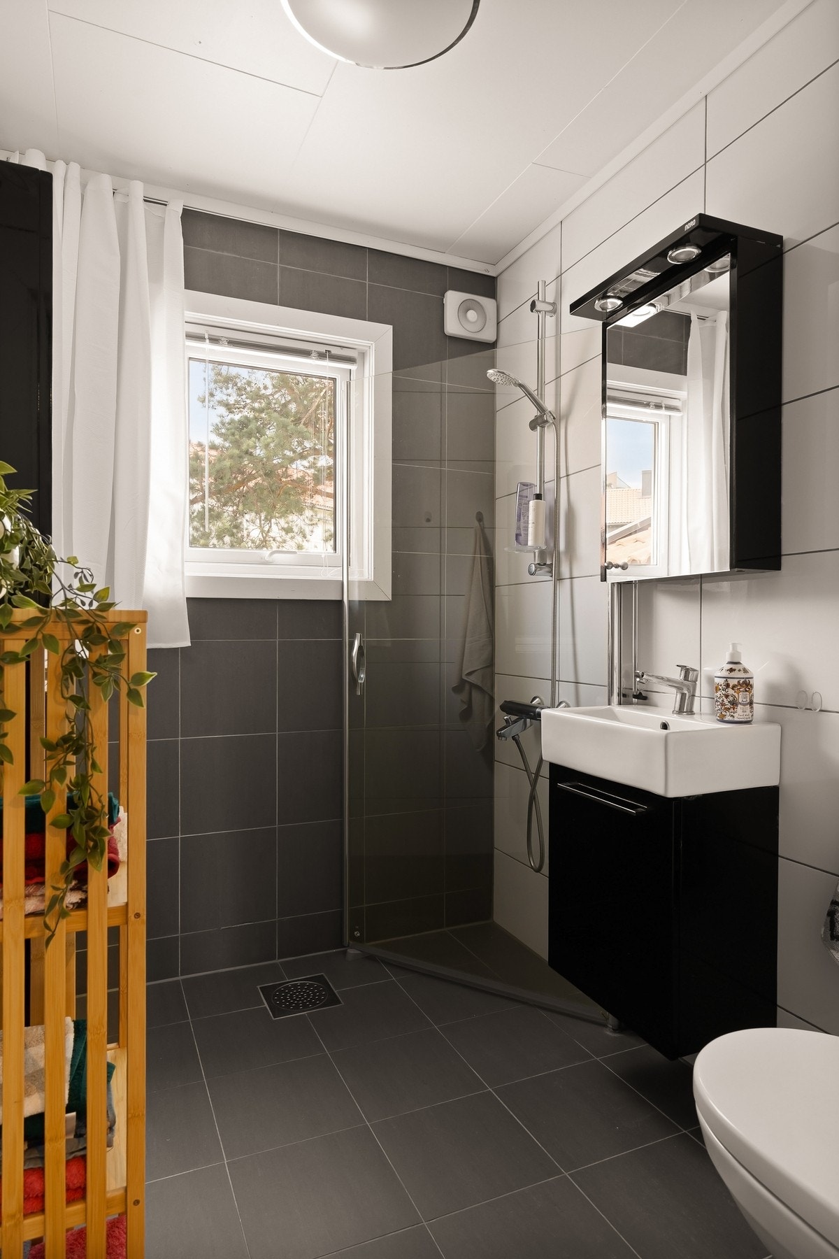 Badet har flislagte vegger og gulv, samt vegghengt toalett - oppgradert i 2017. Det er varmekabler i gulvet. Galleribilde