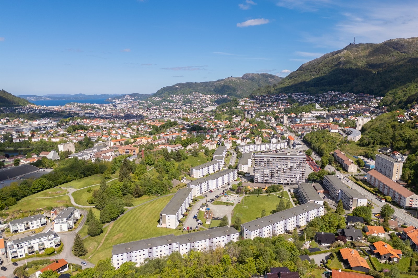 Leiligheten har en flott beliggenhet med nærhet til flotte turområder og parker. Galleribilde