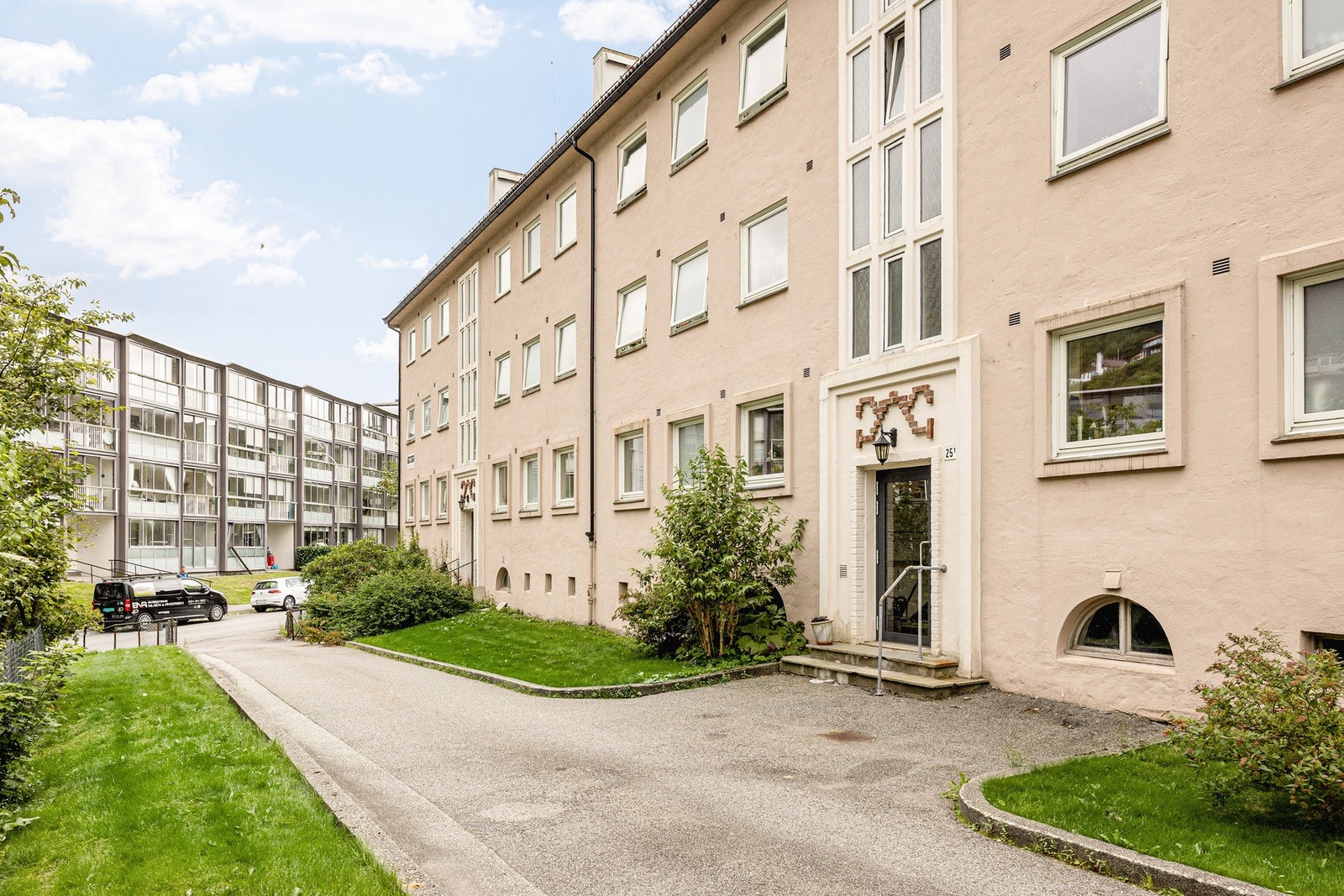 Leiligheten ligger i et attraktivt borettslag på Landås. Galleribilde