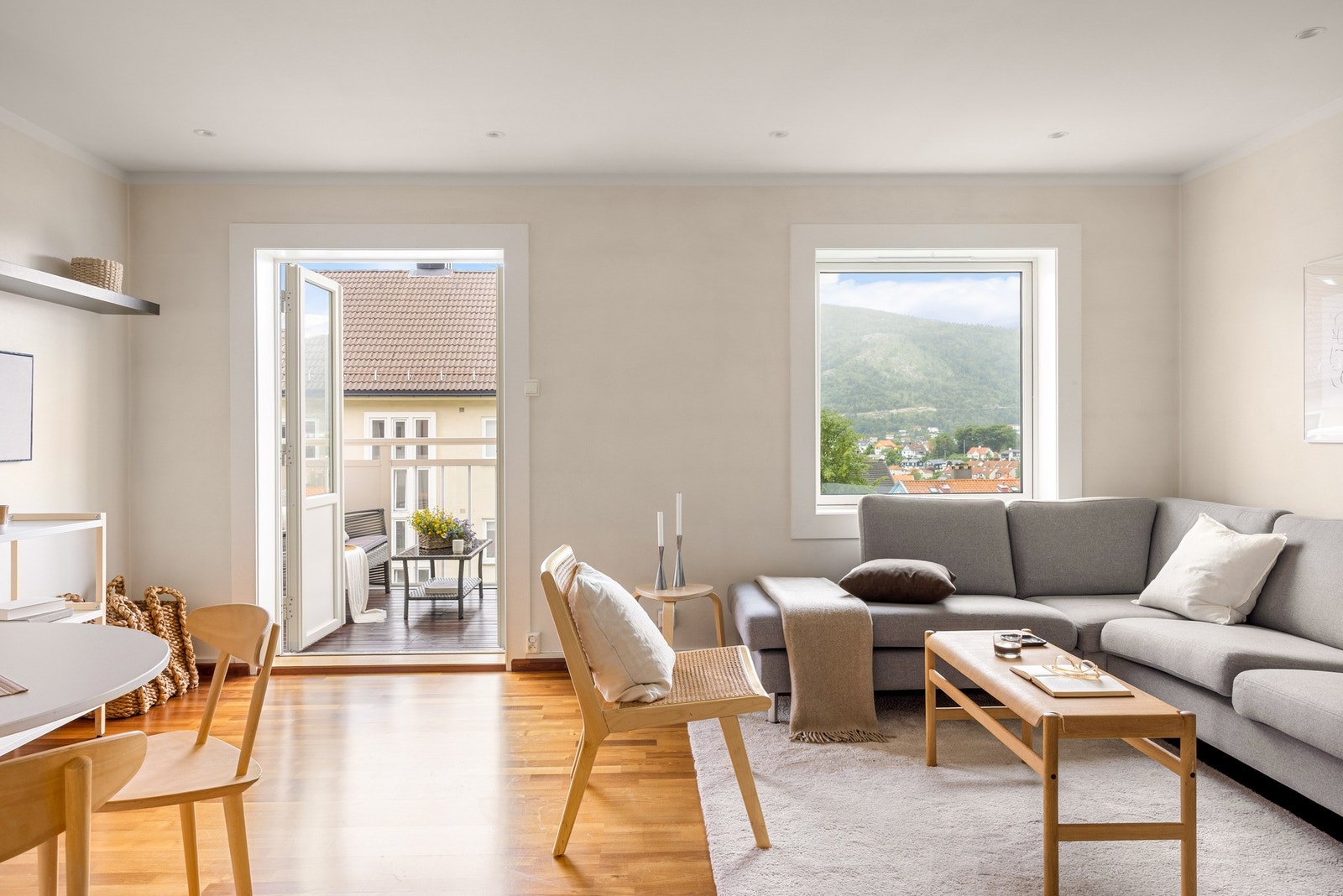 En flott 3-roms leilighet med balkong og utsikt. Galleribilde