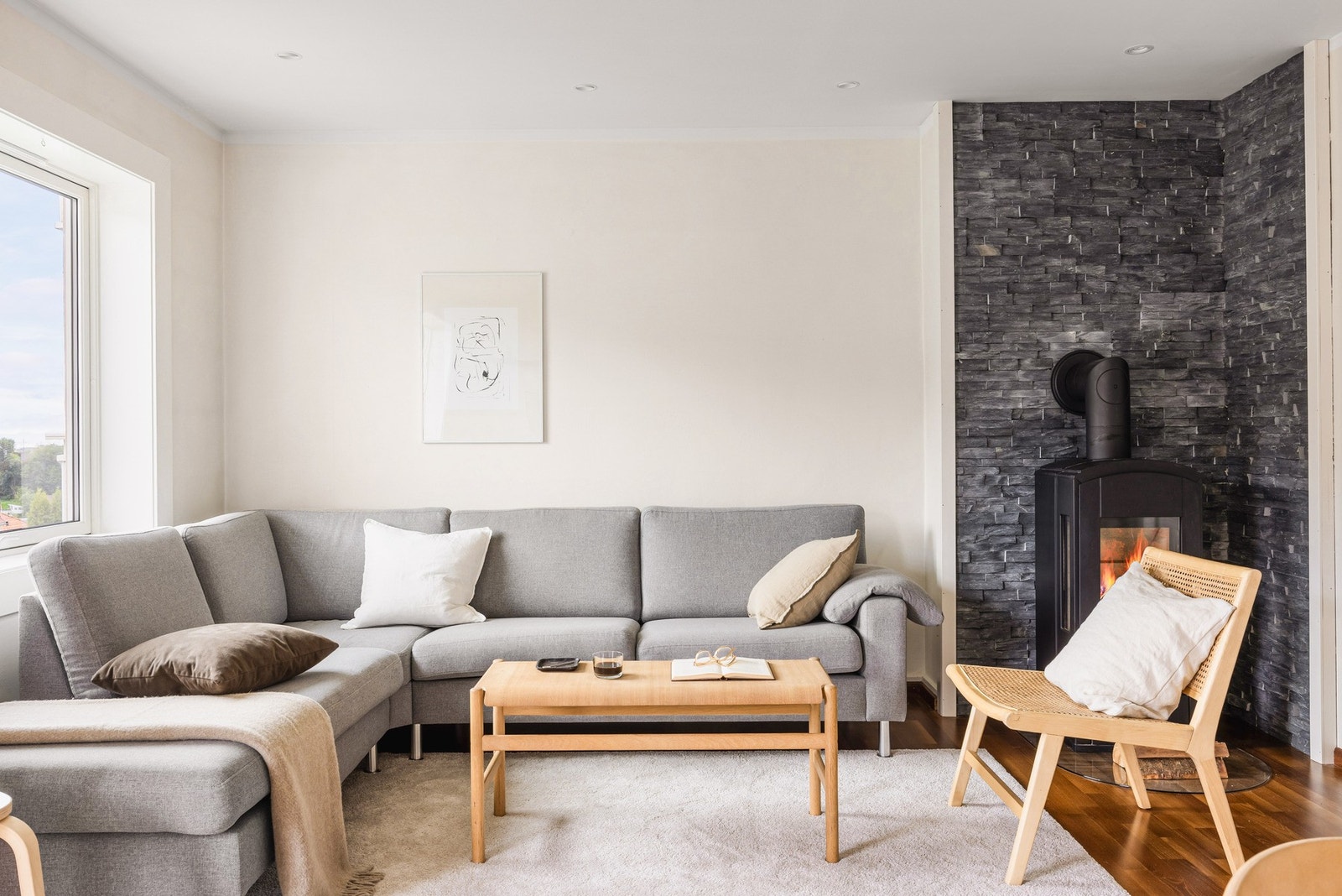 Koselig peis i stuen som både skaper hygge og gir god varme på kalde vinterdager. Galleribilde